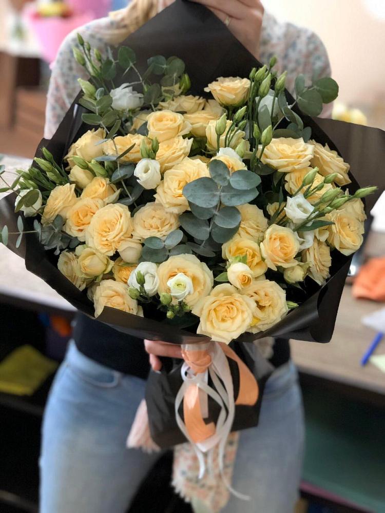 Букет цветов из: Розы и Лизиантусы в Калининграде