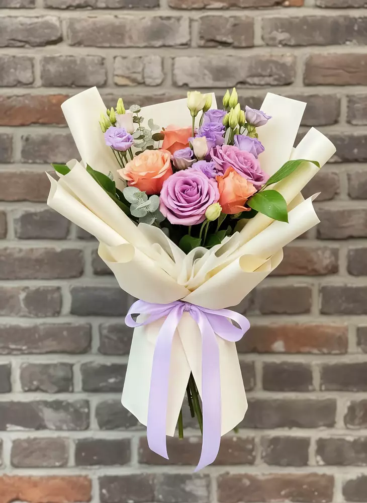 Букет цветочные ноты в Калининграде Букет цветов из: Лизиантусы и Розы в Калининграде