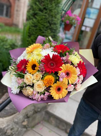 Букет цветов из: Герберы, Ромашки, Хризантемы, Розы и Подсолнухи в Калининграде