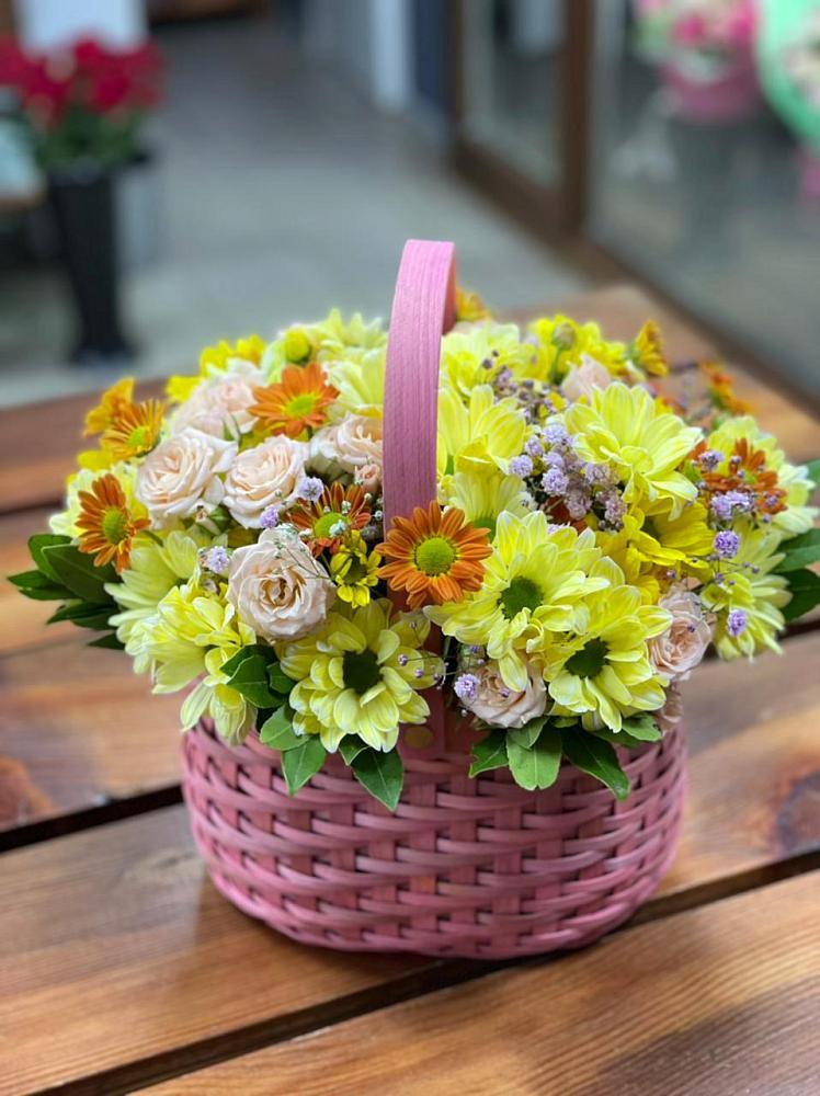 Композиция цветы лета в Калининграде Цветочная композиция из Хризантемы и Розы в корзине в Калининграде