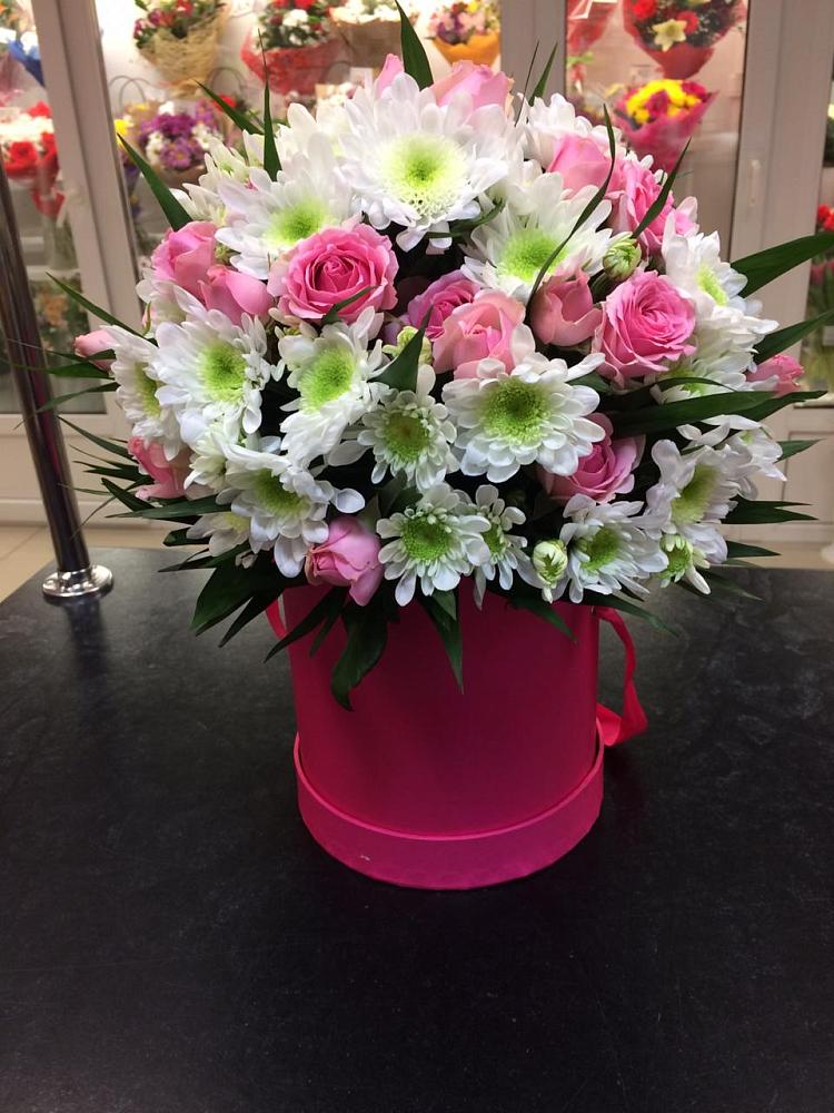 Композиция грация в Калининграде Цветочная композиция из Розы и Хризантемы в шляпной коробке в Калининграде